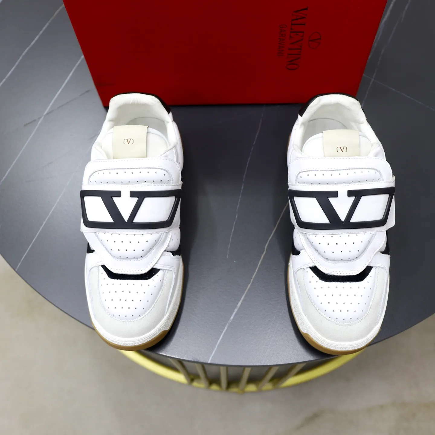 Ex-factory price: 520💰VALENTINO/Valentino Men's latest low-top thick-soled sports shoes are shipped. Made with heavy industry, men's fine casual sports shoes, versatile style. Original leather, rubber lines embellished with geometric segmented uppers, hand-stitched, novel and fashionable, rubber soles with details on the front and back, and the tongue is decorated with the Valentino Garavani Logo, which is comfortable, breathable and durable! Comes with full original packaging! Code number: 38-39-40-41-42-43-44 (45, 46 can be customized)